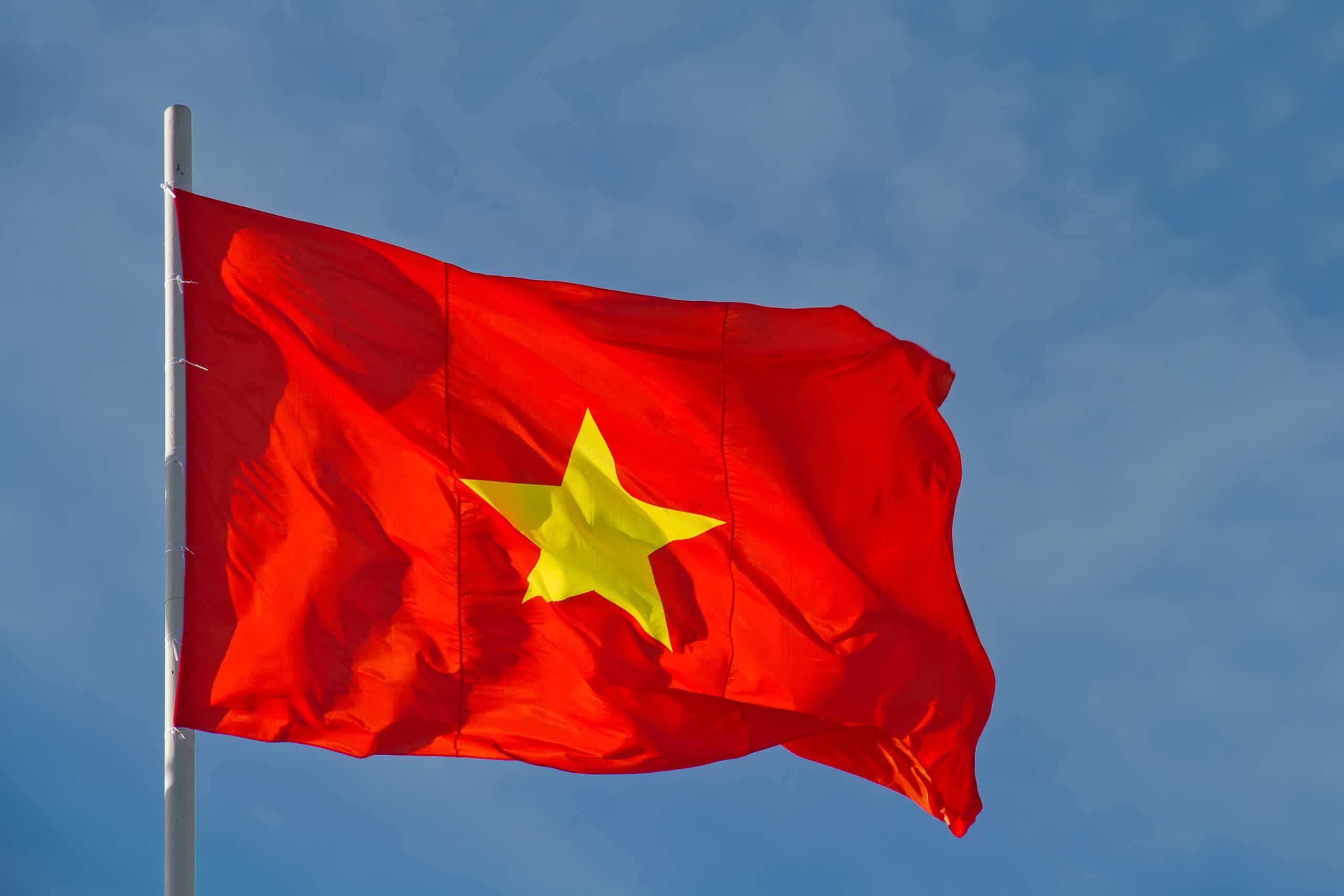 Bandeira do Vietnã com o céu ao fundo