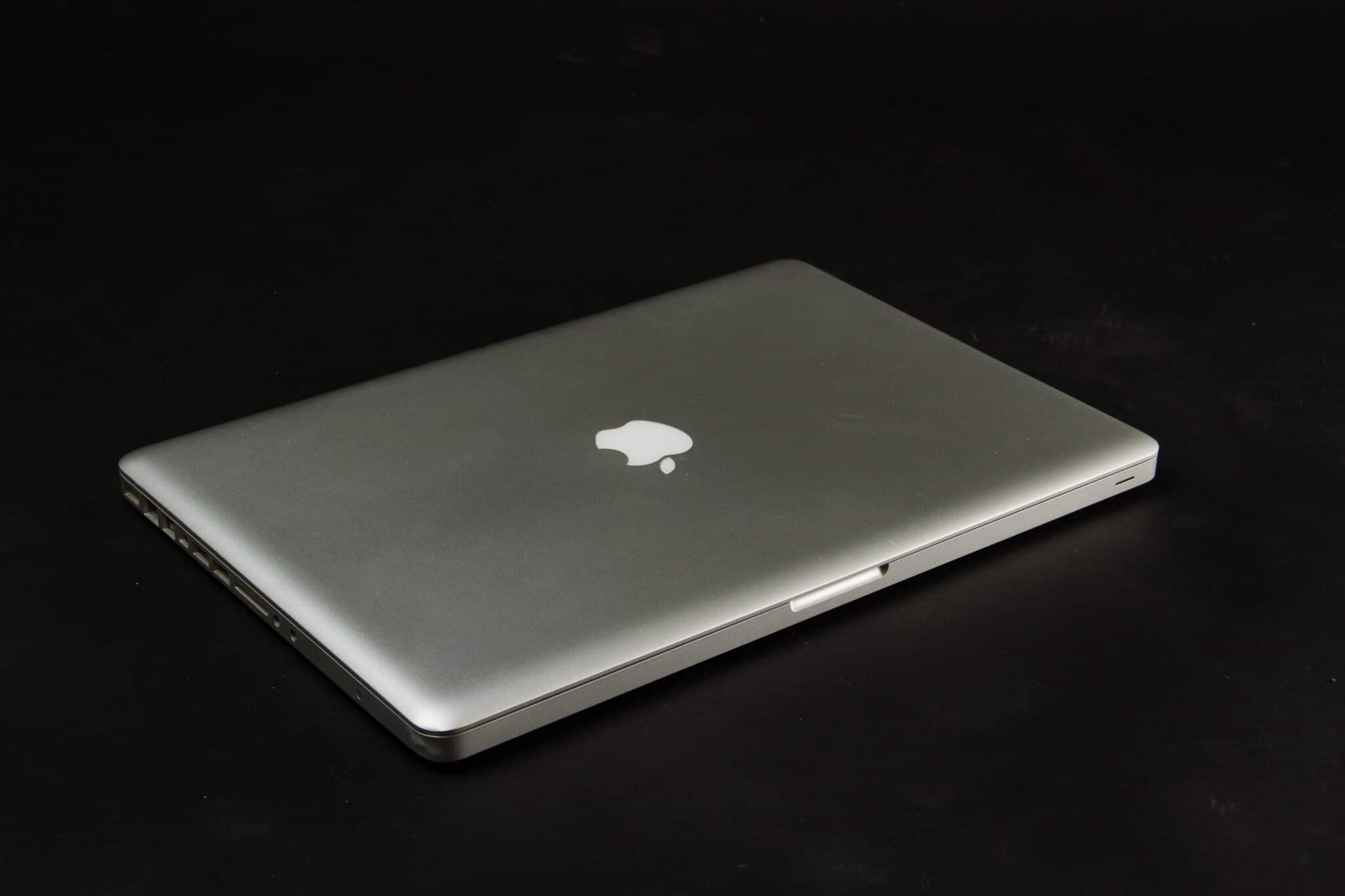 MacBook Pro de 2013 com a tampa fechada sobre fundo preto
