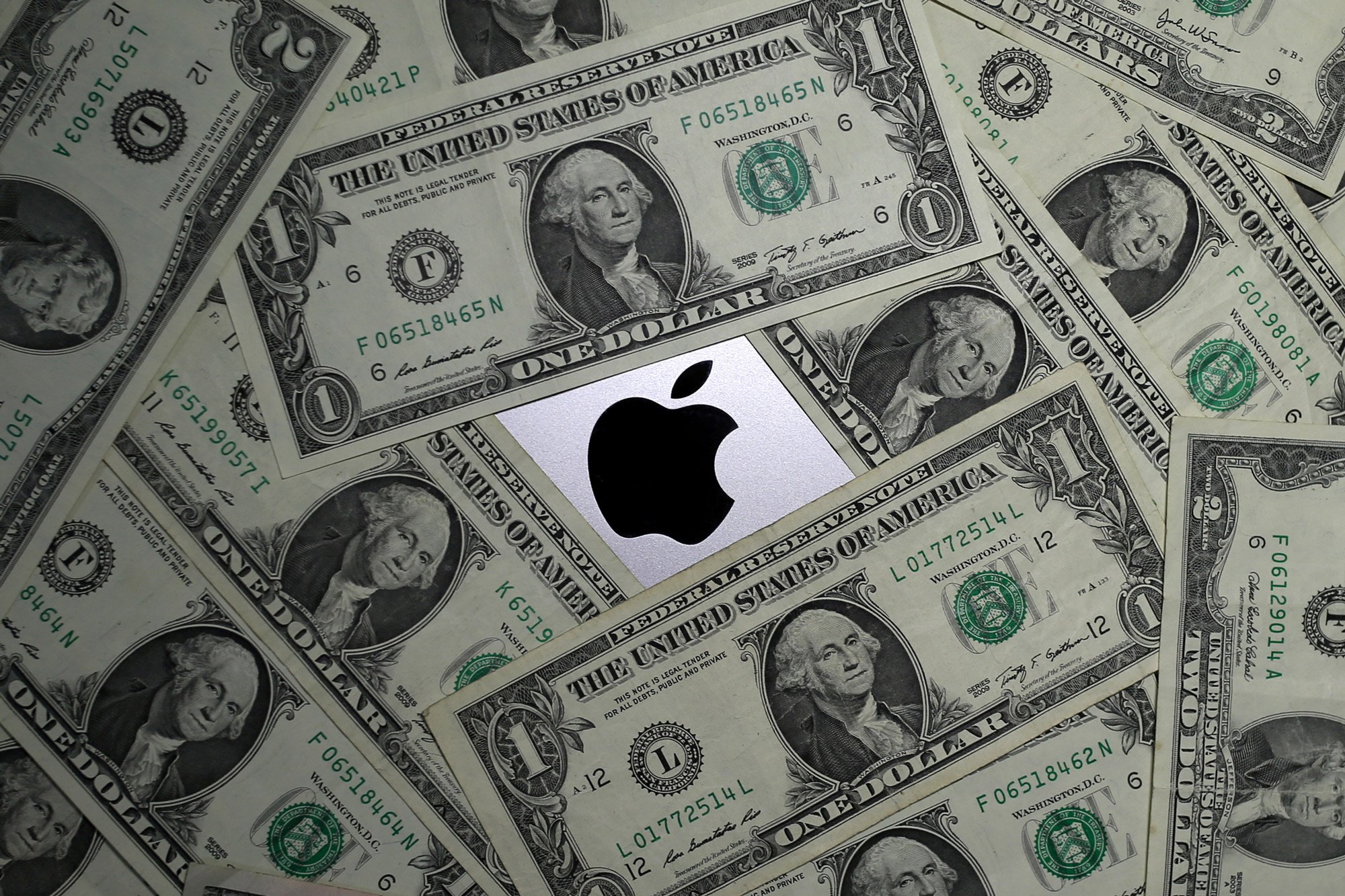 Dólares com logo da Apple no fundo