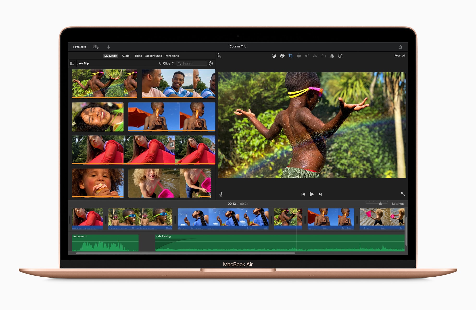MacBook Air dourado rodando o iMovie