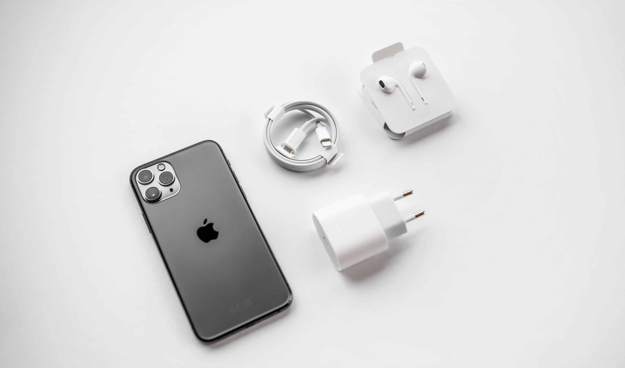 iPhone 11 Pro com acessórios: cabo Lightning, fones de ouvido EarPods e carregador de tomada