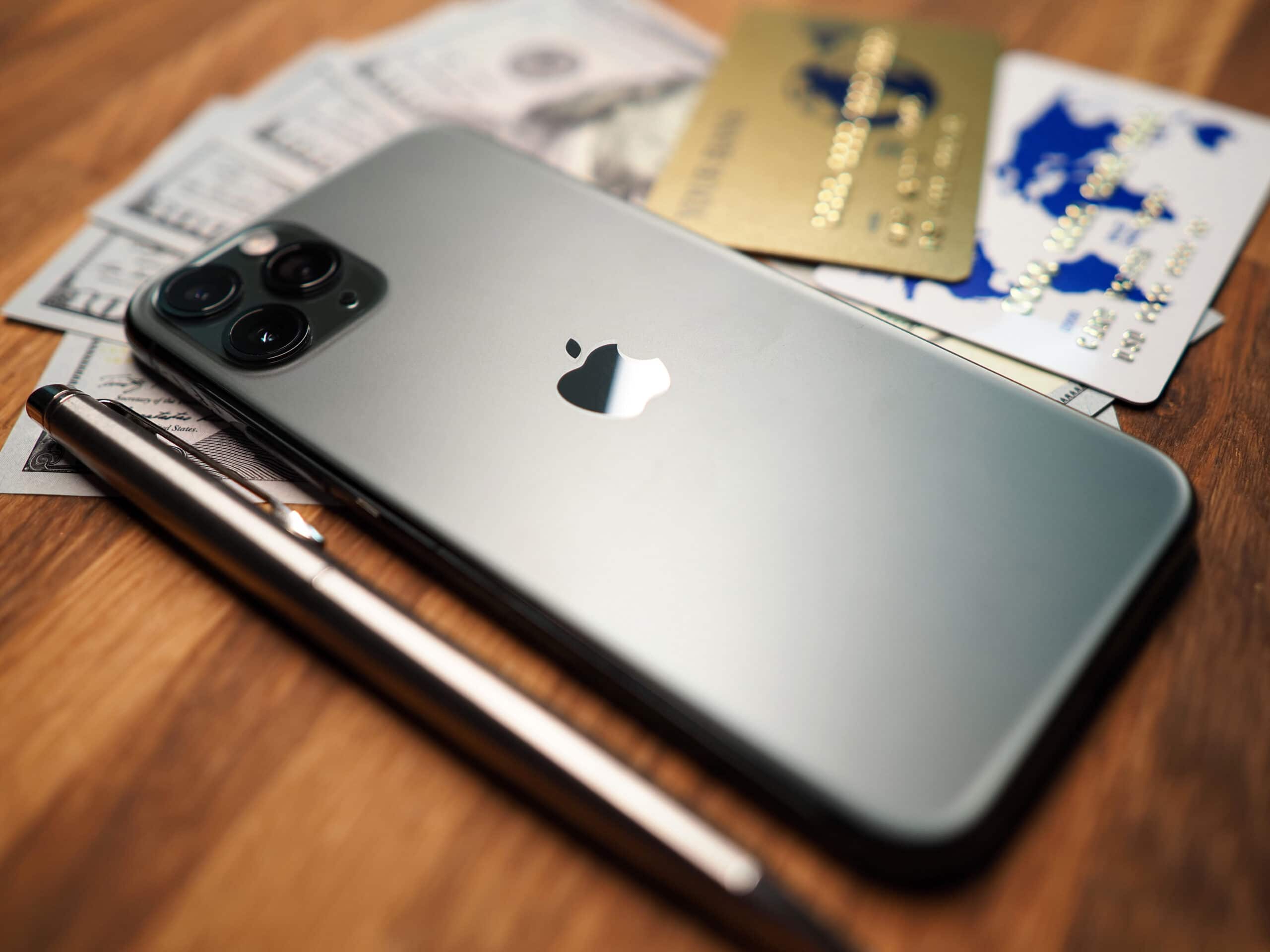 iPhone, caneta e cartões