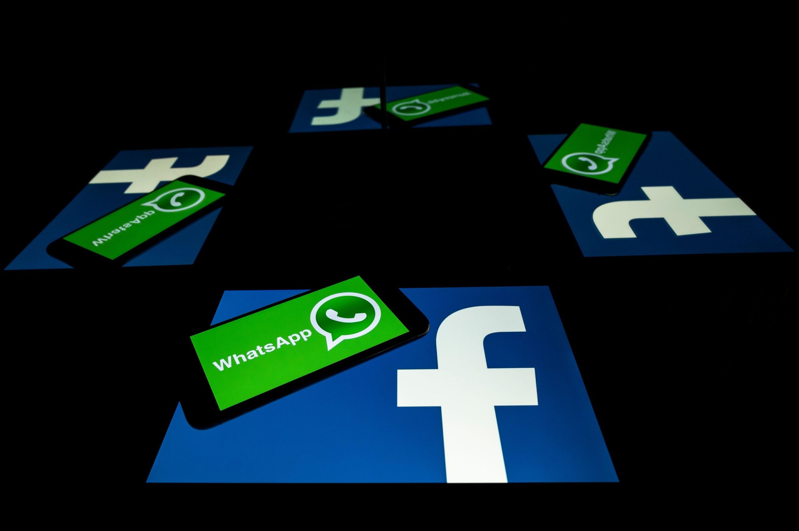 WhatsApp e Facebook abertos em dispositivos