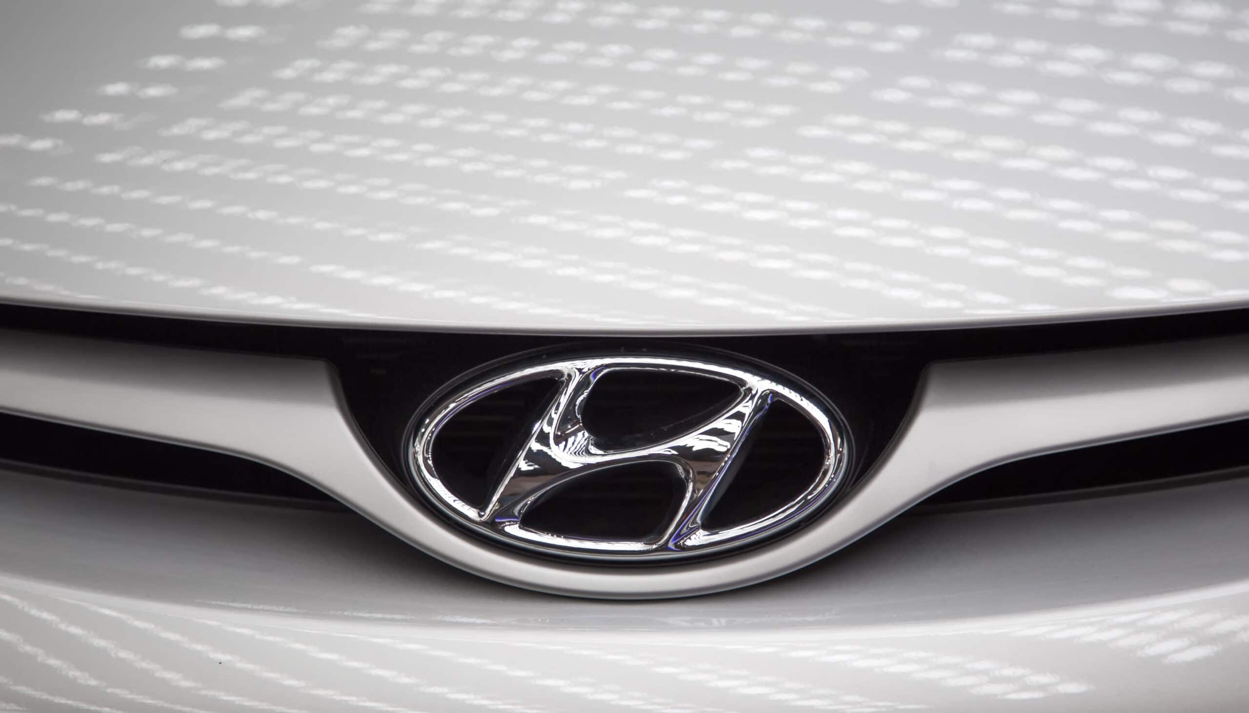 Detalhe de logo da Hyundai em veículo/carro