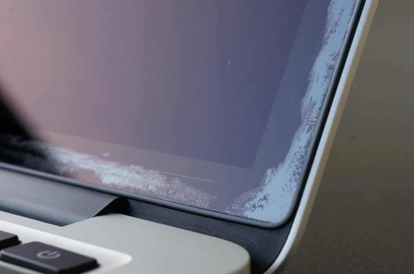 MacBook Pro com a tela manchada