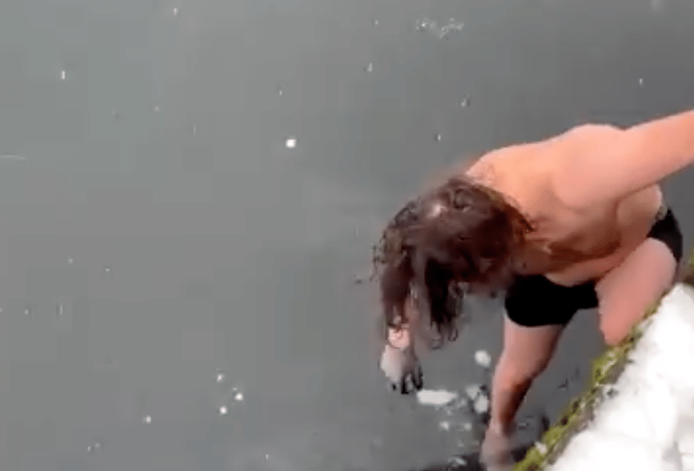 Canadense pula em água congelante para resgatar iPhone