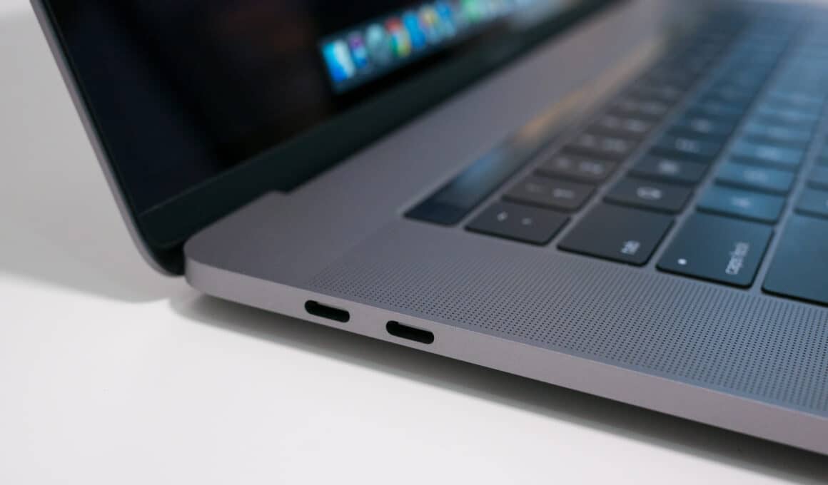 Portas USB-C/Thunderbolt do MacBook Pro de 15 polegadas com Touch Bar