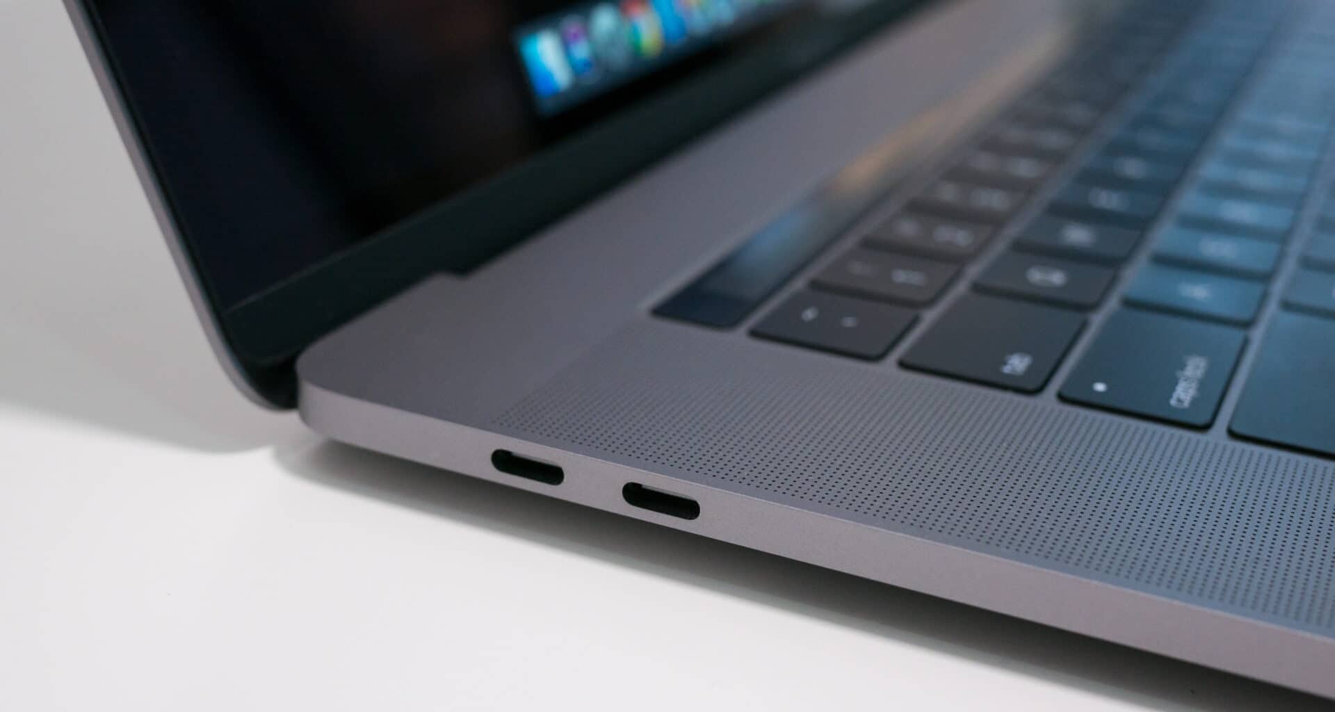 Portas USB-C/Thunderbolt do MacBook Pro de 15 polegadas com Touch Bar