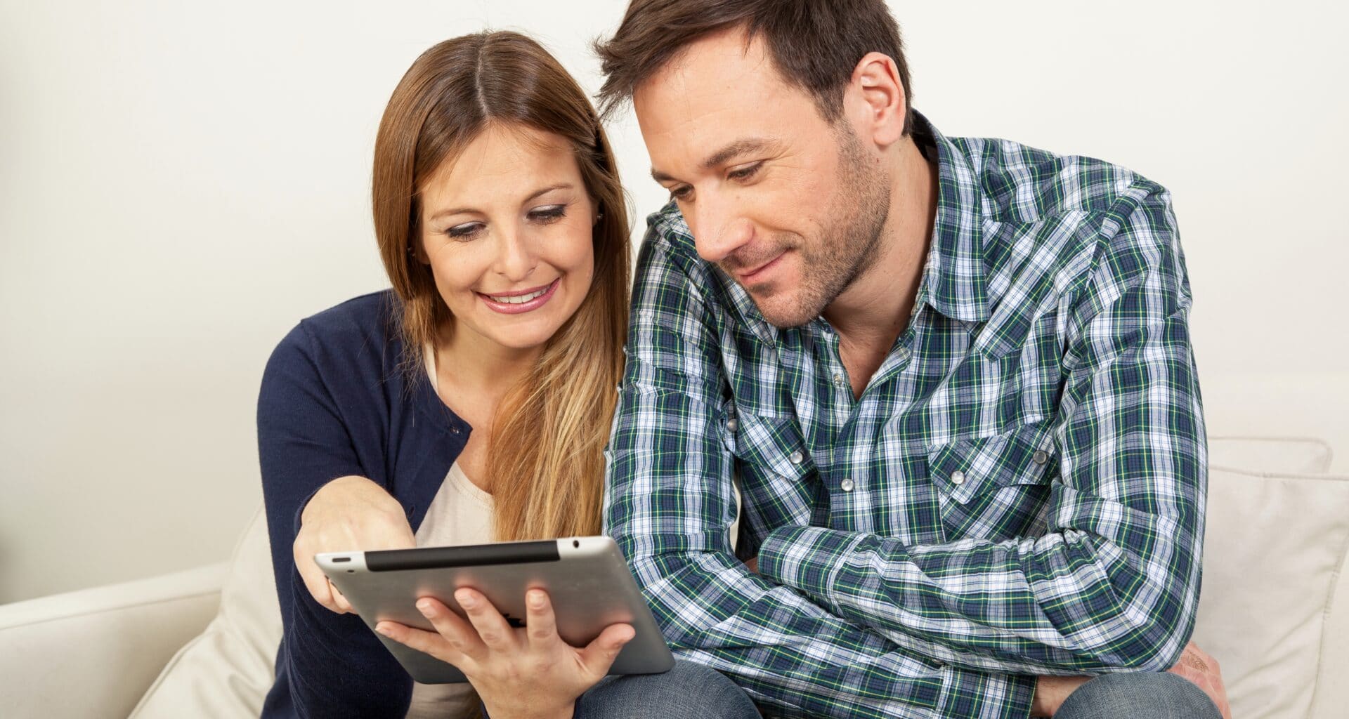 Casal feliz usando um iPad