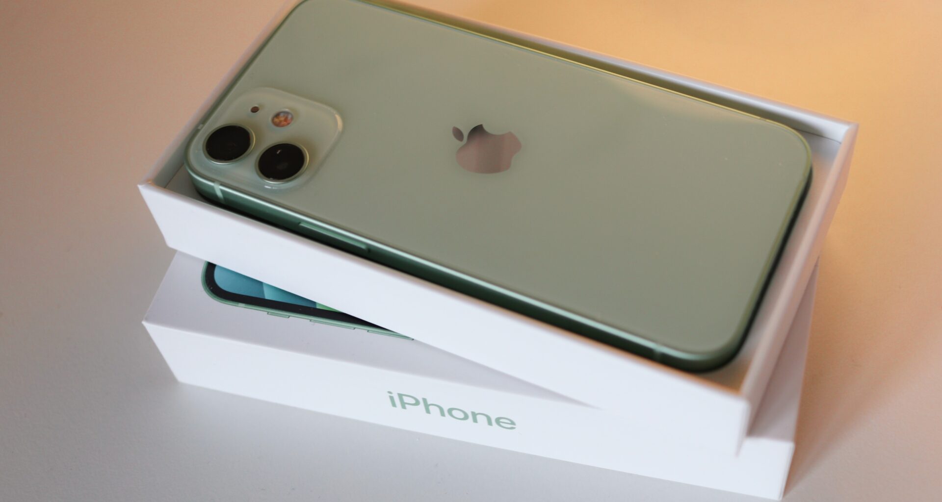 iPhone 12 mini verde sobre a sua caixa