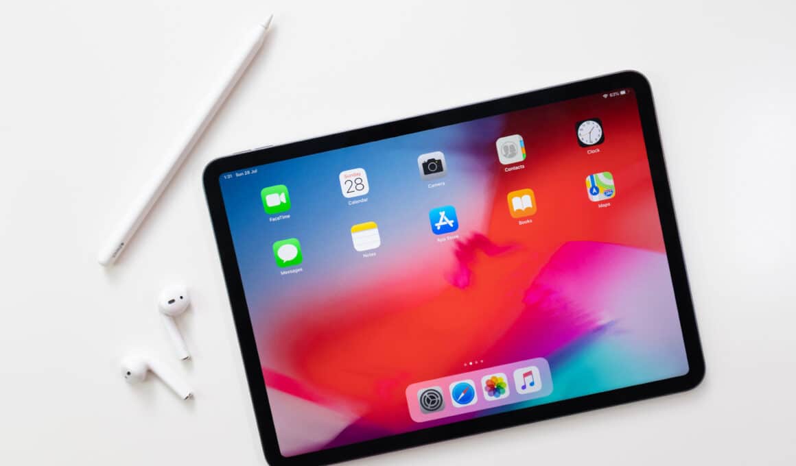iPad Pro com AirPods e Apple Pencil