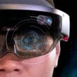 Homem com óculos futurístico de realidade virtual