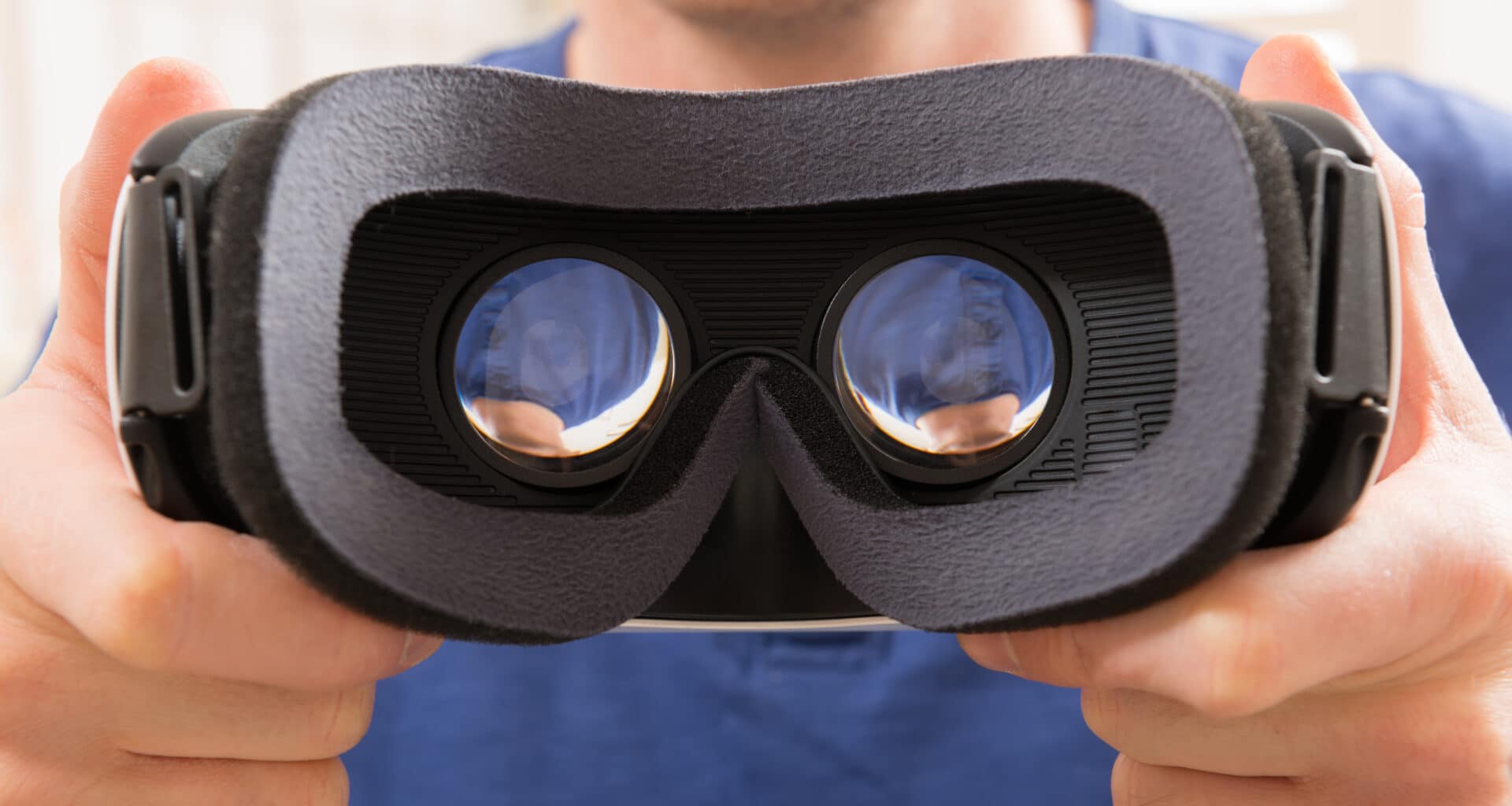 Homem segurando headset de realidade aumentada