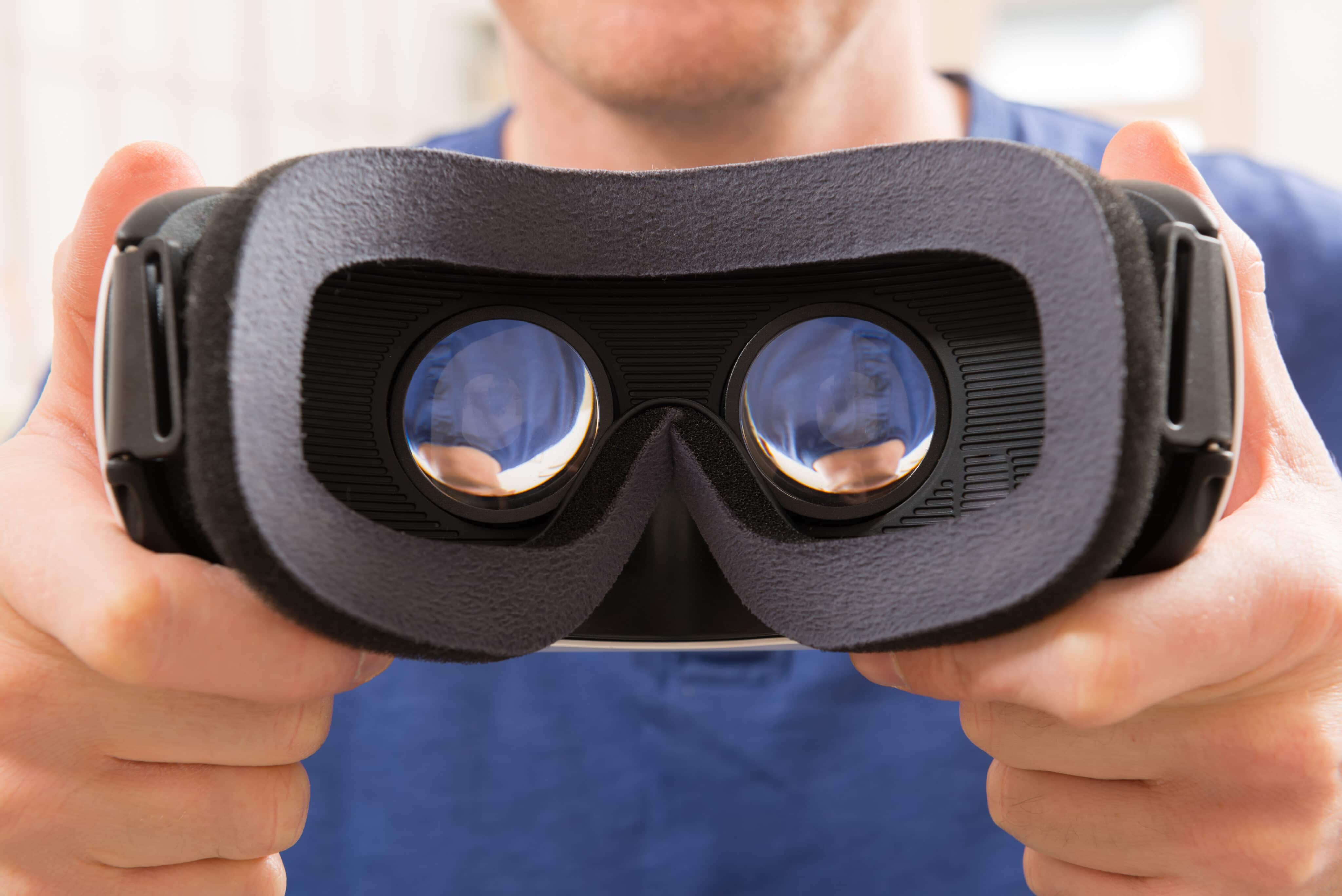 Homem segurando headset de realidade aumentada