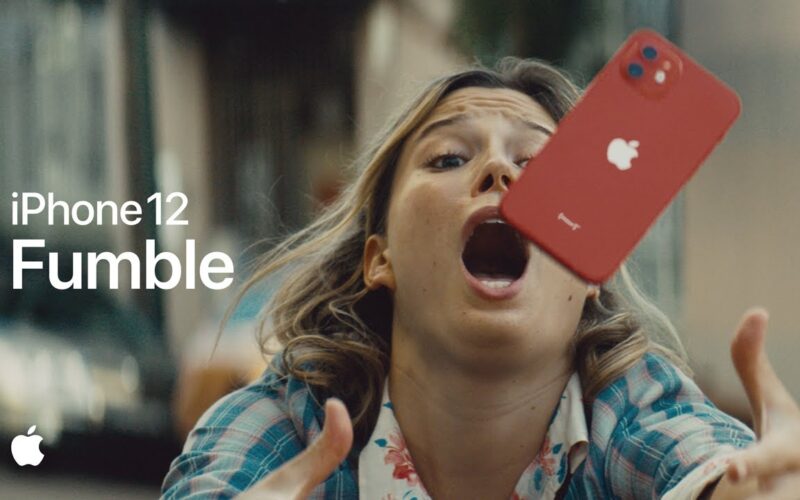 Comercial do iPhone 12 - "Fumble"