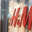 Logo da H&M em loja