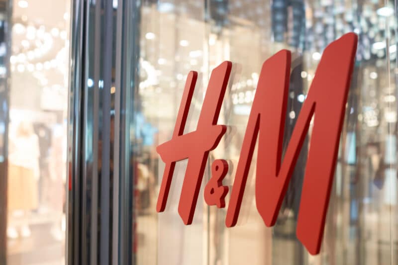 Logo da H&M em loja