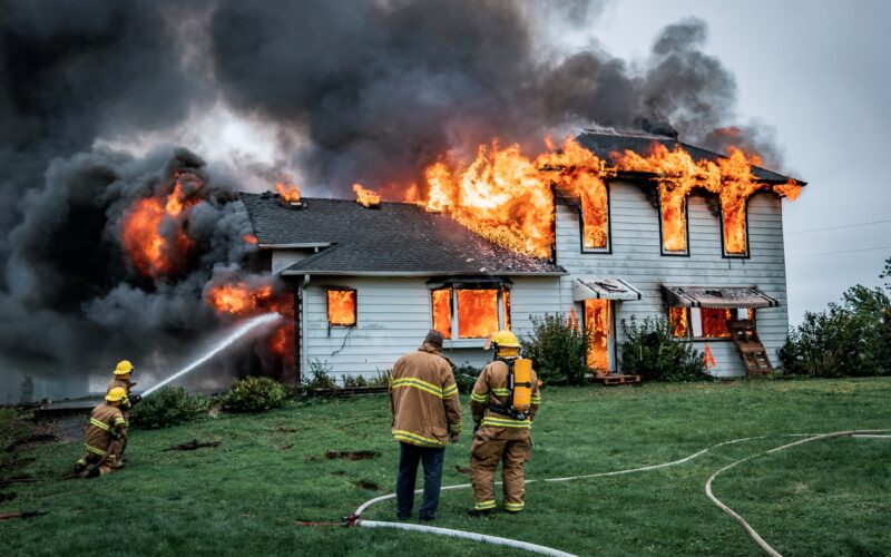 Casa pegando fogo (incêndio)