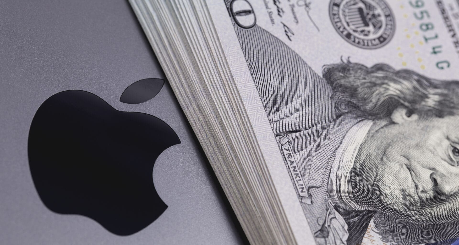 Logo da Apple com dinheiro