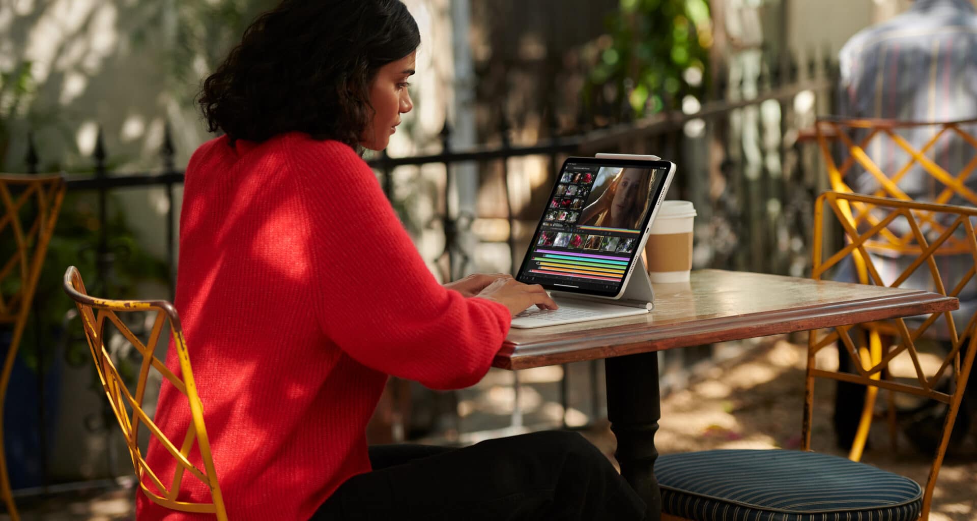 Mulher trabalhando em iPad Pro com conectividade 5G ao ar livre