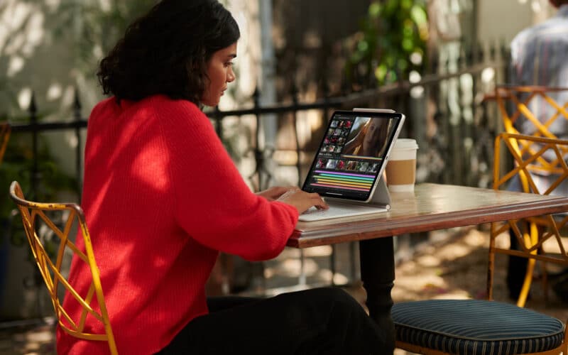 Mulher trabalhando em iPad Pro com conectividade 5G ao ar livre