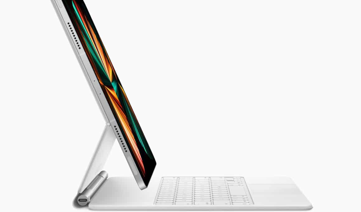 iPad Pro com Apple Pencil num Magic Keyboard branco de lado