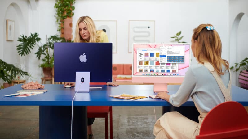 Mulheres trabalhando em dois iMacs M1 de 24 polegadas