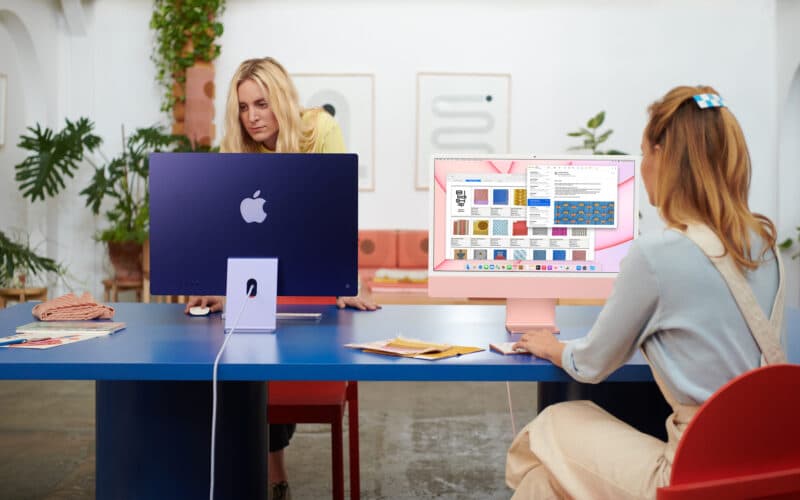 Mulheres trabalhando em dois iMacs M1 de 24 polegadas