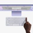Mão tocando no Touch ID do Magic Keyboard do novo iMac M1 colorido