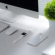 iMac, Magic Mouse, Apple Watch, iPhone 8 e MacBook Air numa mesa branca