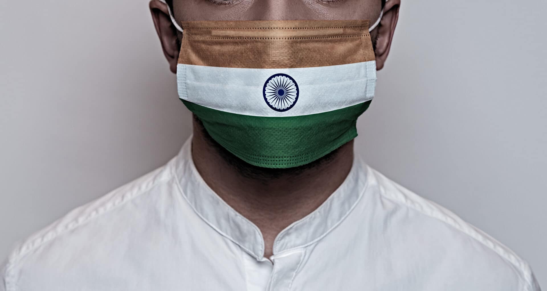 Indiano usando máscara