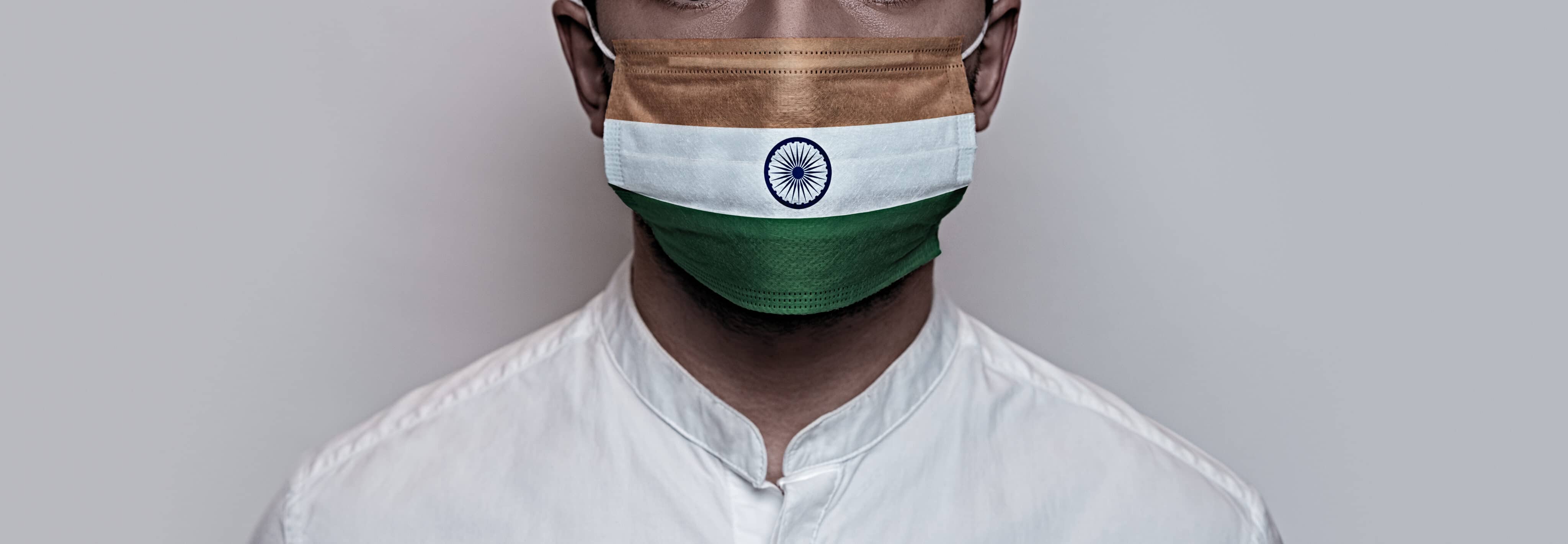 Indiano usando máscara