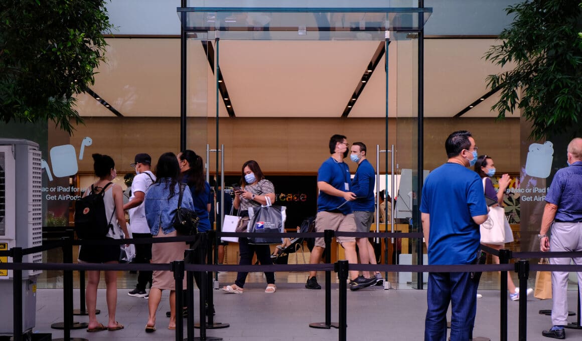 Pessoas de máscara em Apple Store da Singapura