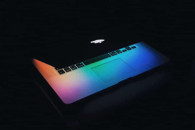 MacBook Pro com wallpaper colorido e a tampa quase fechada