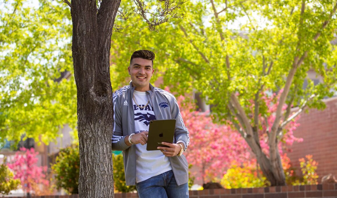 Aluno da Universidade de Nevada com iPad