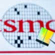 Close-up de chip com logotipo da TSMC ao fundo