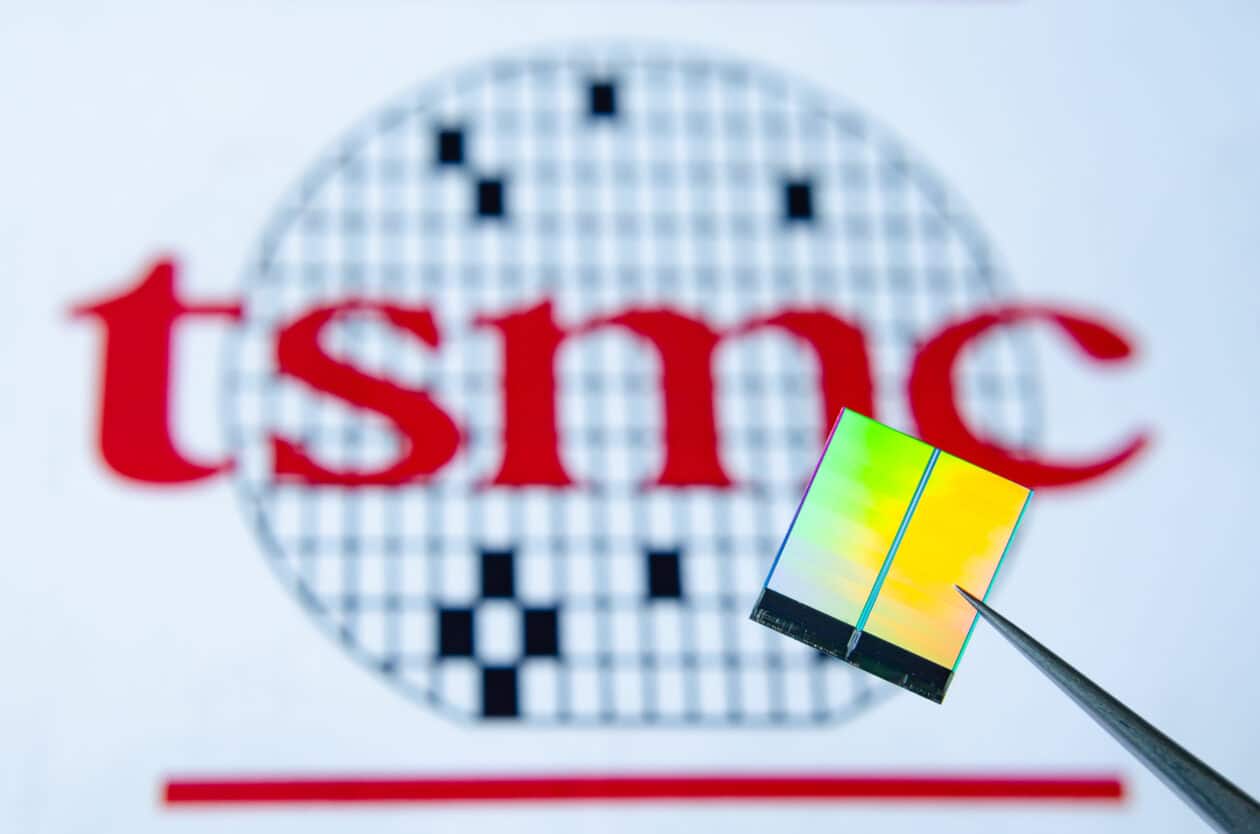 Close-up de chip com logotipo da TSMC ao fundo