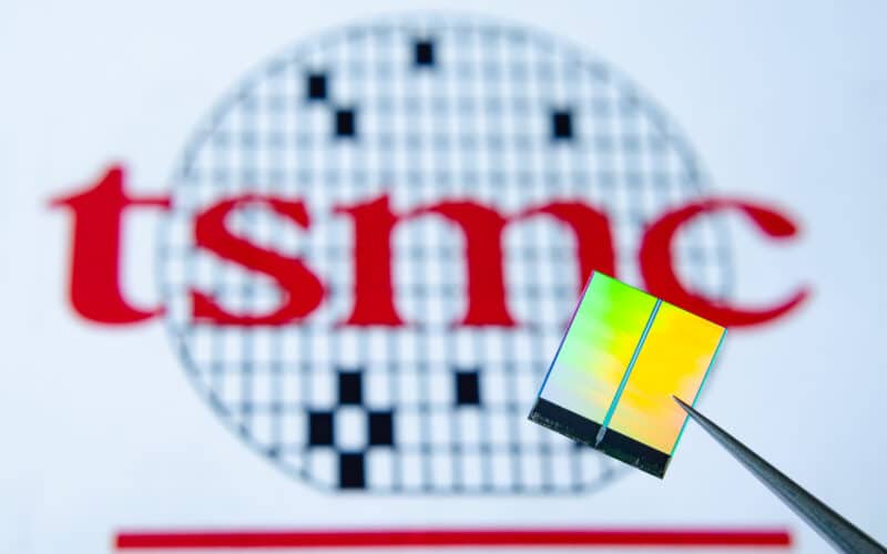 Close-up de chip com logotipo da TSMC ao fundo