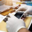 iPhone sendo reparado em assistência técnica