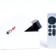 Nova Apple TV 4K na caixa com novo Siri Remote sob fundo branco