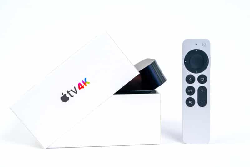 Nova Apple TV 4K na caixa com novo Siri Remote sob fundo branco