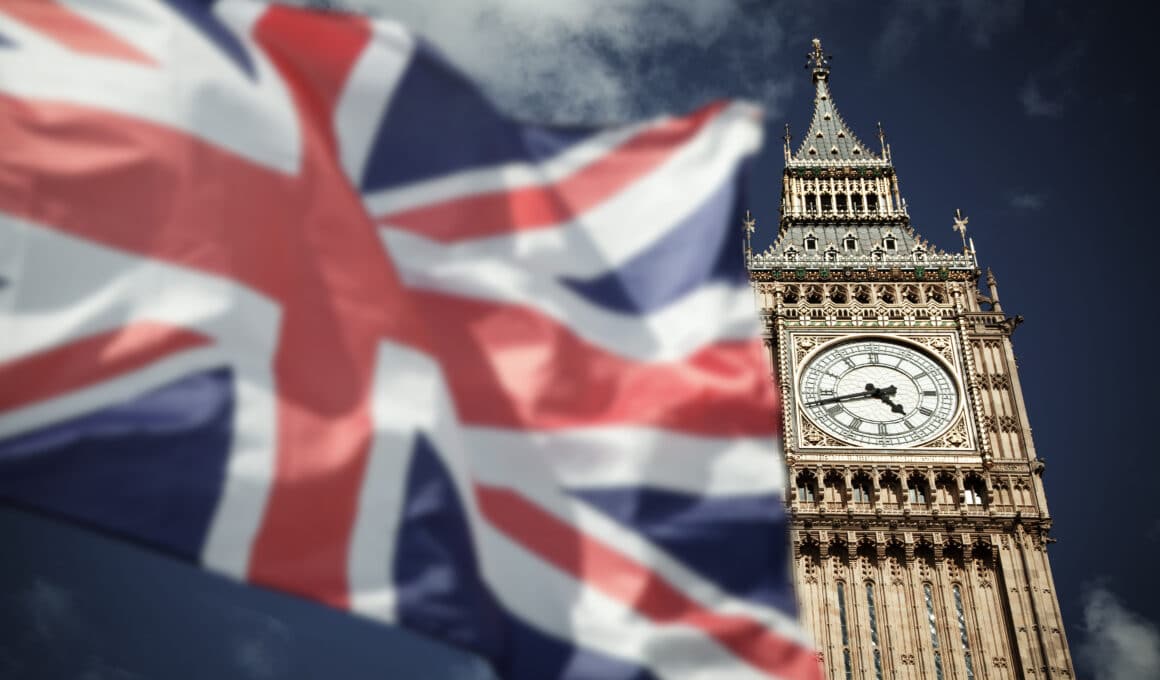 Bandeira do Reino Unido com Big Ben ao lado