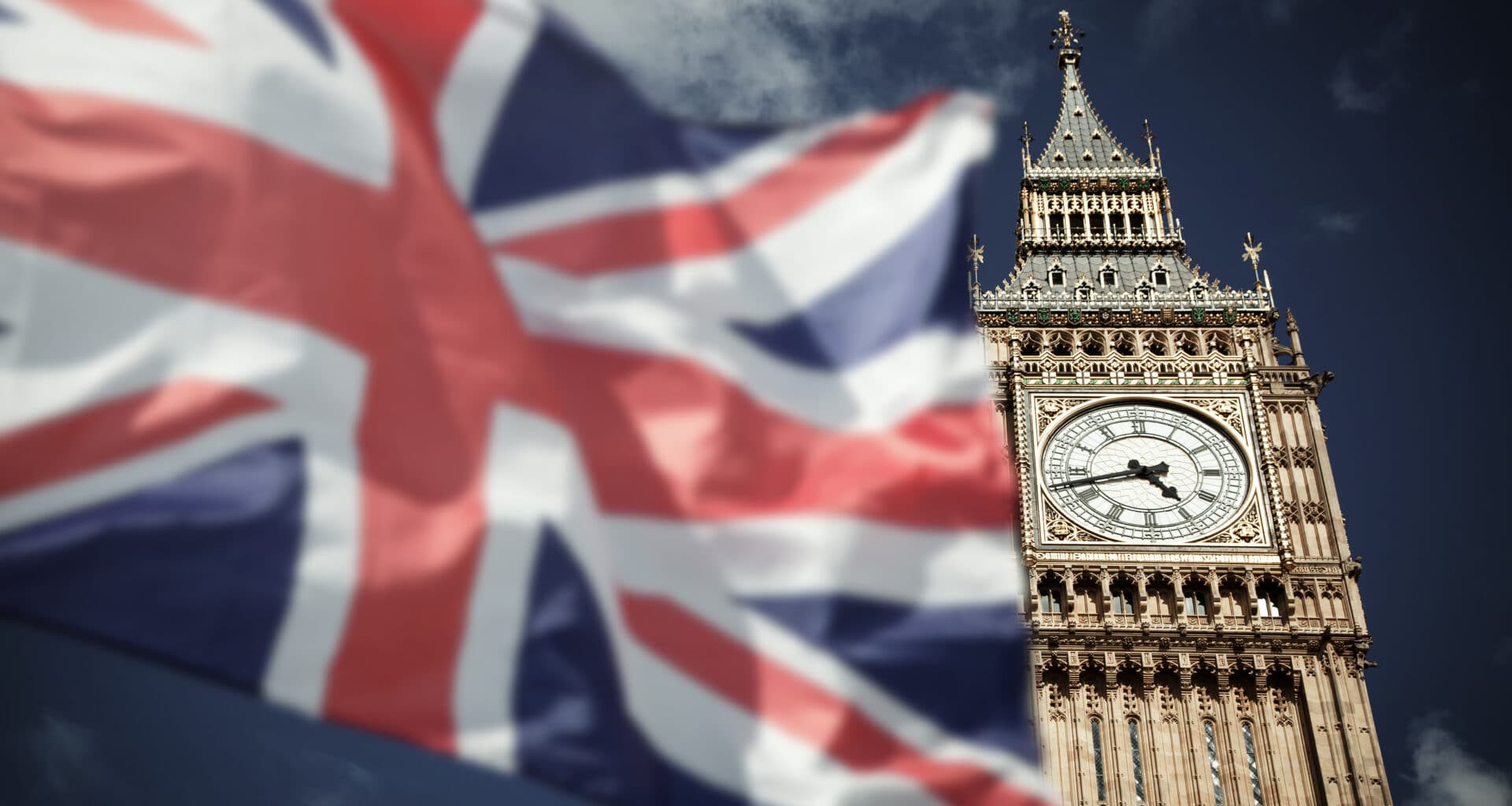 Bandeira do Reino Unido com Big Ben ao lado