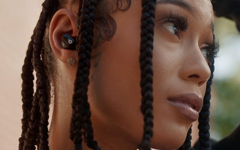 Comercial dos Beats Studio Buds com Coi Leray