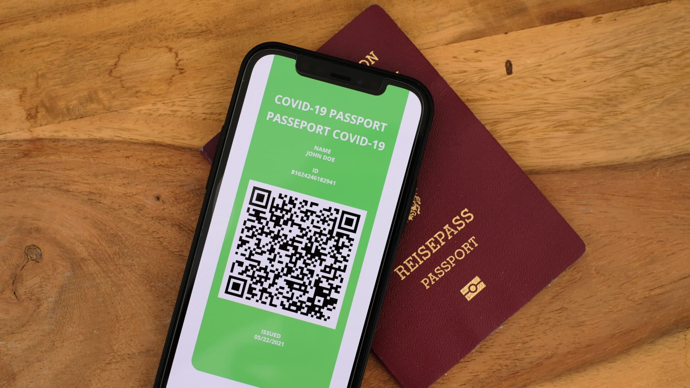Passaporte europeu e iPhone com certificado digital