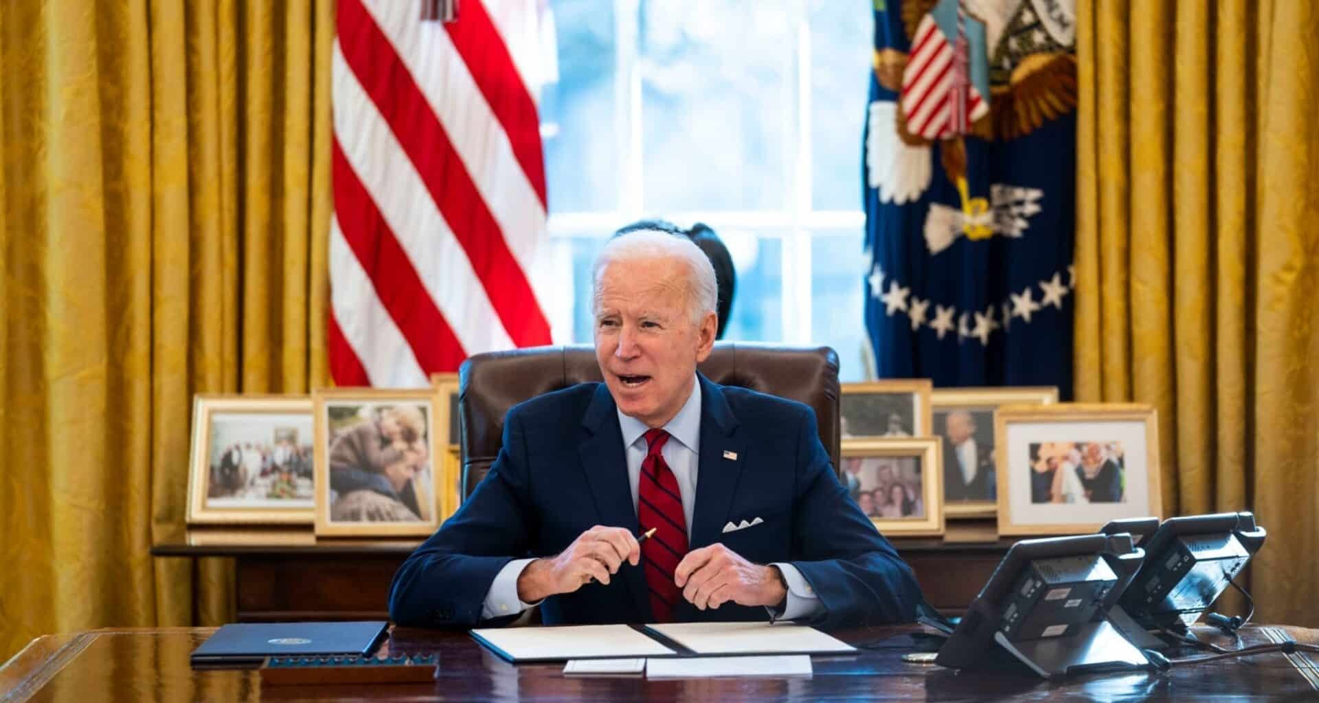 Presidente Joe Biden dos Estados Unidos assinando decretos no Salão Oval