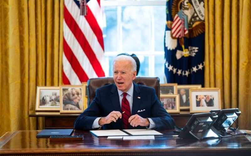 Presidente Joe Biden dos Estados Unidos assinando decretos no Salão Oval