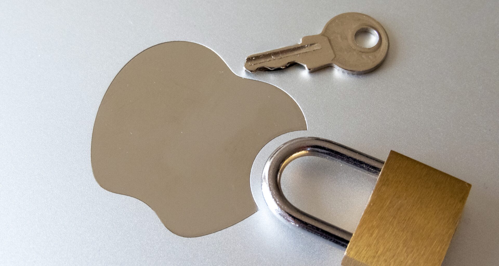 Logo da Apple (maçã) e cadeado com chave
