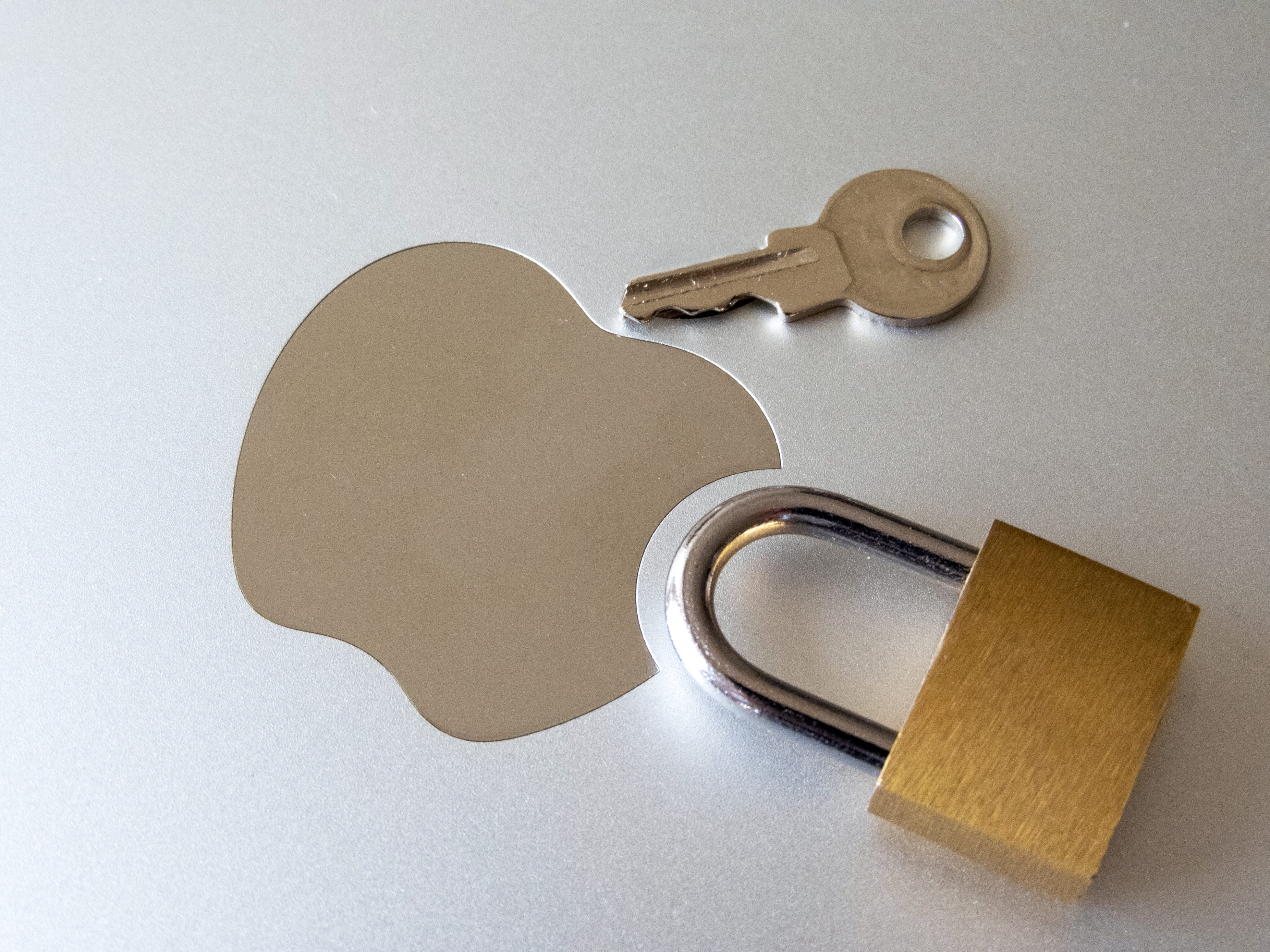Logo da Apple (maçã) e cadeado com chave
