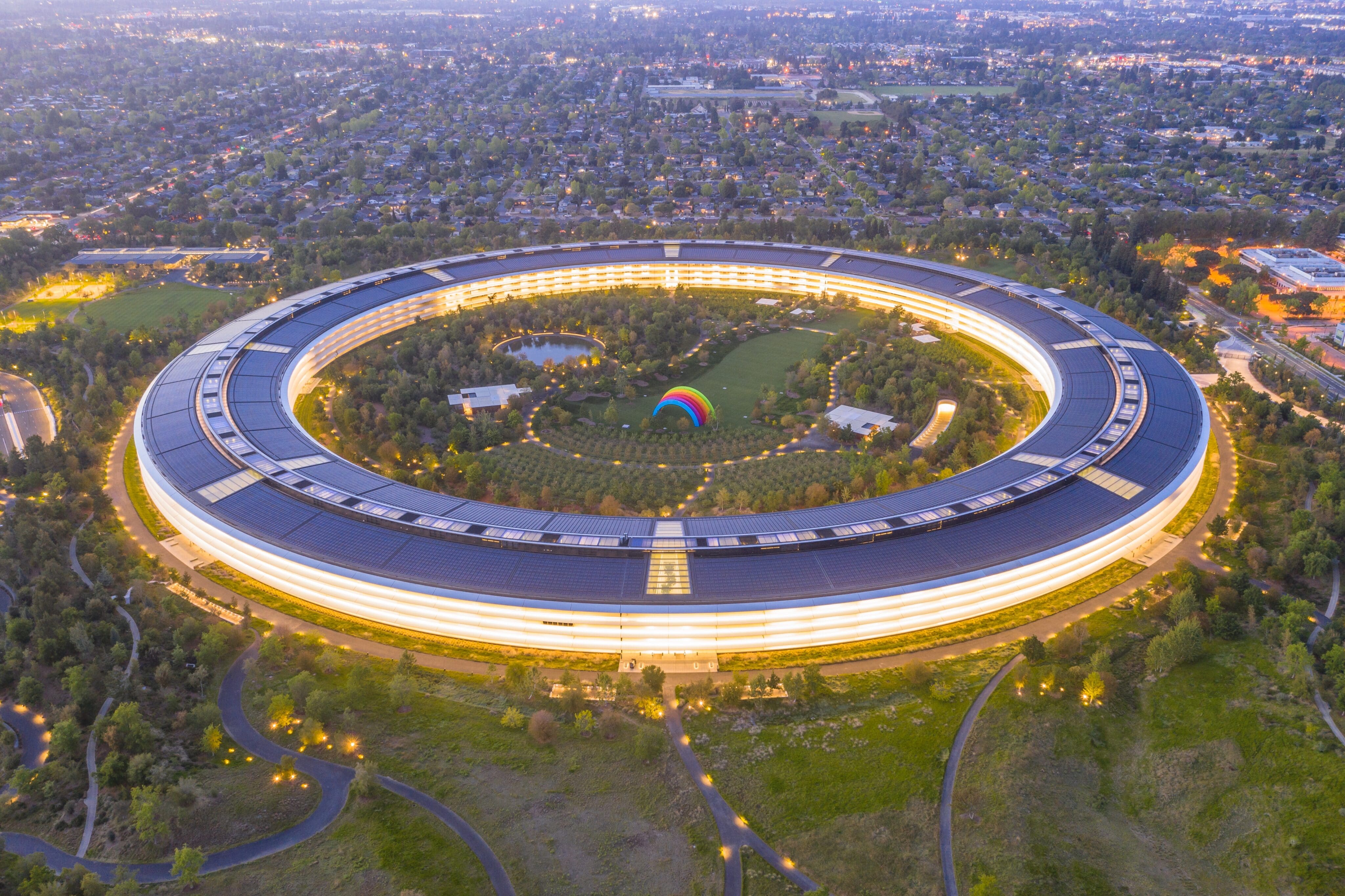 Apple Park em Cupertino visto de cima, à noite